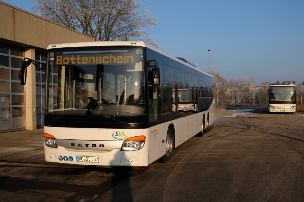 Ein Bus von Bottenschein Reisen steht auf einem Parkplatz in Mannheim.