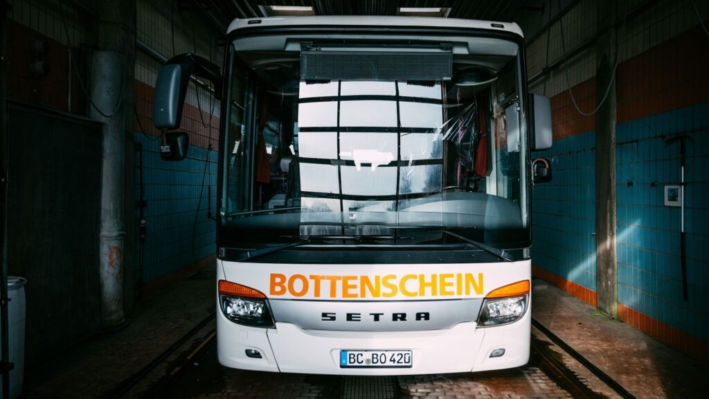 Reisebus der Firma Bottenschein in einer Garage