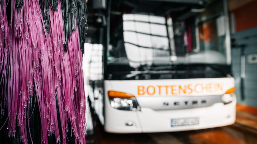 Ein Bottenschein-Reisebus wird in einer Waschanlage gereinigt.