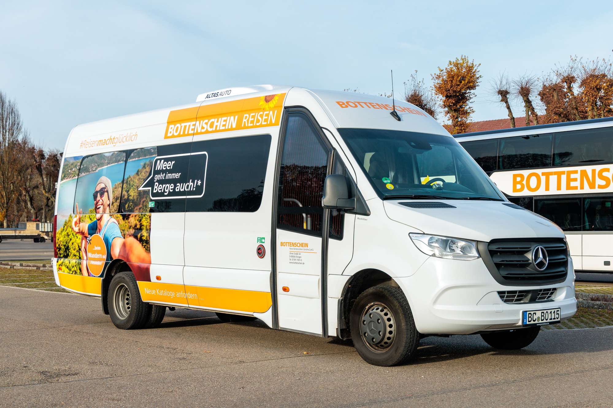 Moderner Bottenschein Reisebus auf einem Parkplatz