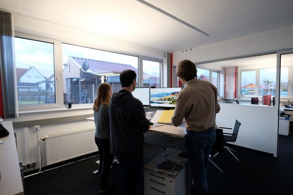 Mitarbeiter im Buero von Bottenschein Reisen bei einer Besprechung.