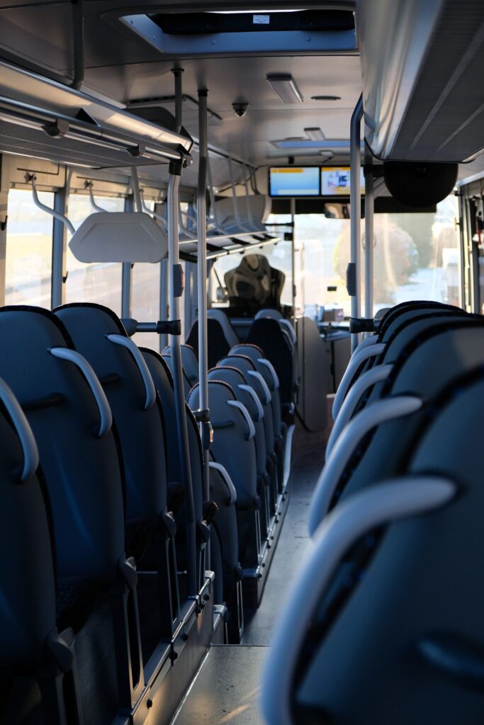 Innenansicht eines modernen Reisebusses mit Sitzreihen.