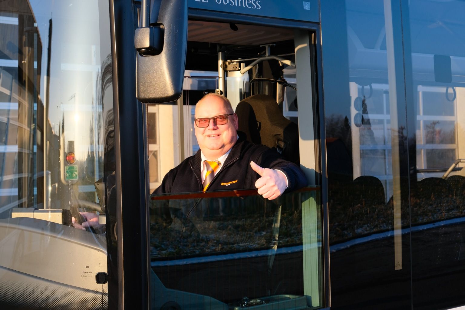 Ein Busfahrer von Bottenstein Reisen zeigt einen Daumen hoch aus dem Busfenster.