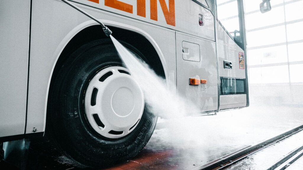 Ein Bus wird sorgfaeltig gereinigt.