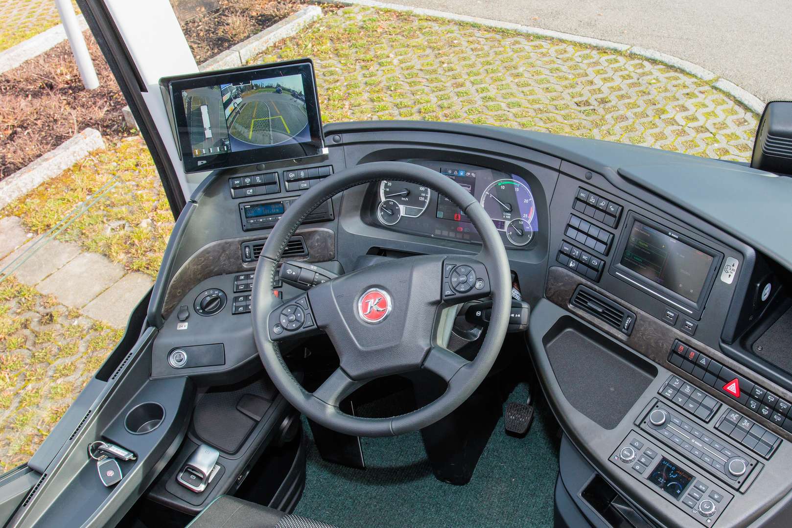 Innenansicht eines modernen Buscockpits mit Lenkrad und Armaturenbrett