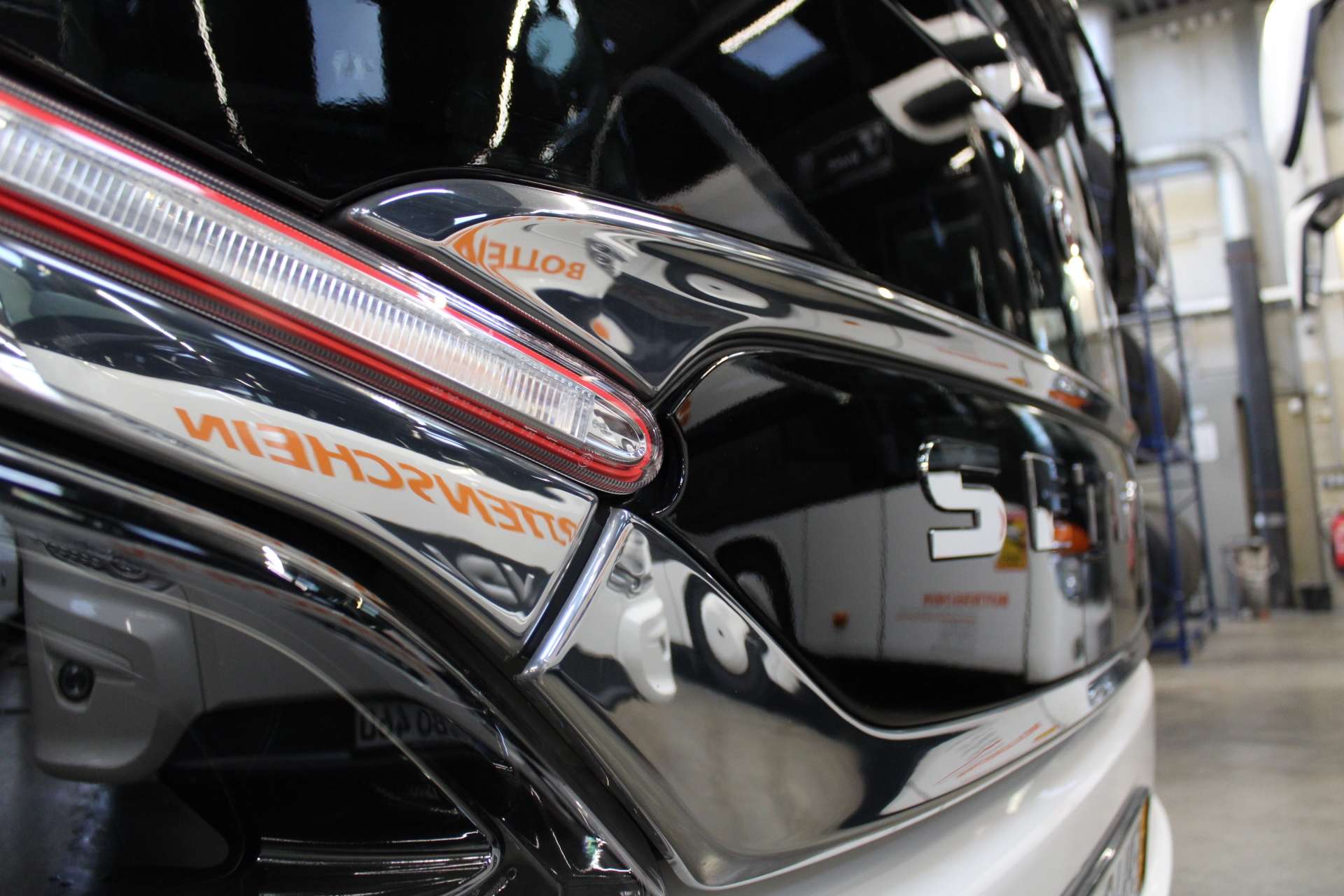 Nahaufnahme eines Busses in der Werkstatt von Bottenschein Reisen