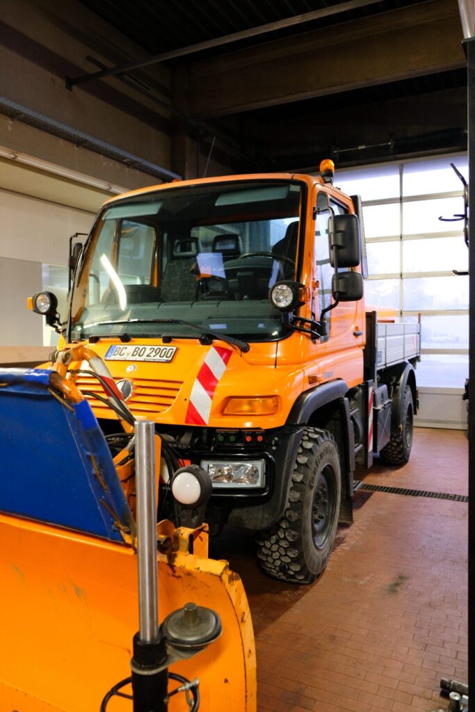 Ein gelber Reisebus steht in einer Garage.